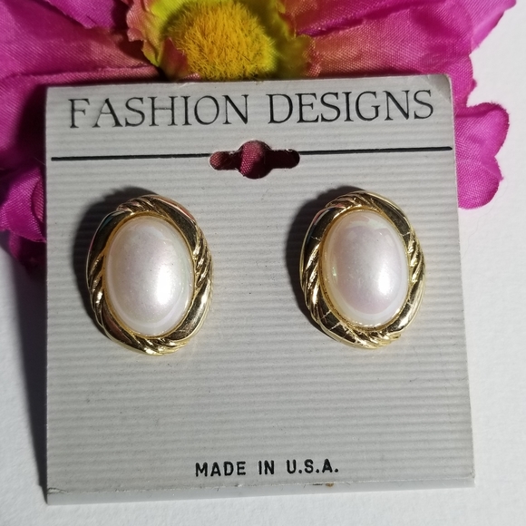 Relisted -Vintage pearly earrings on original card gold tone pierced iridescent - Picture 8 of 12